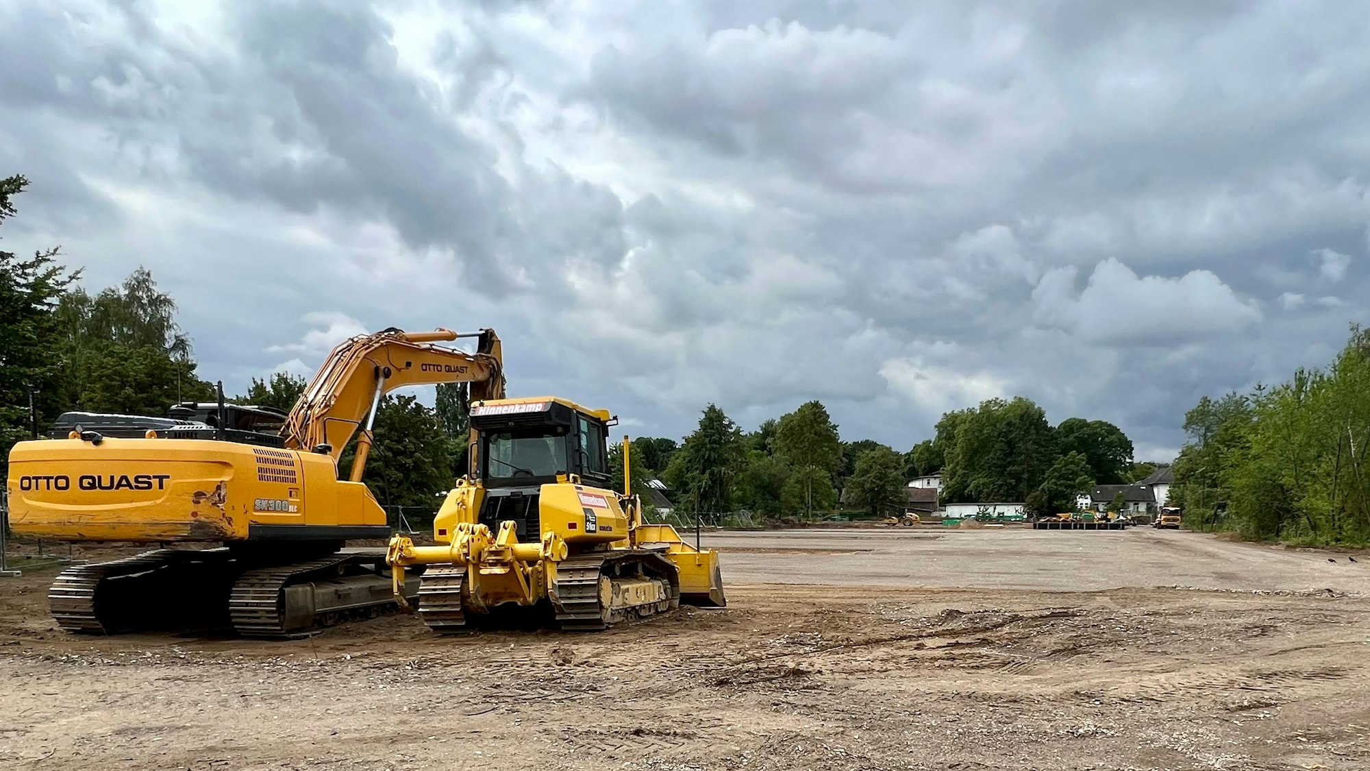 Auf diesem Gelände im Bereich der LVR-Klinik Langenfeld wird die neue Paul-Klee-Schule errichtet. Bagger stehen auf dem planierten Baufeld.