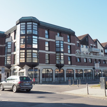 Auf dem Foto ist ein Gebäudekomplex zu sehen, die Räume im Erdgeschoss sind leer.