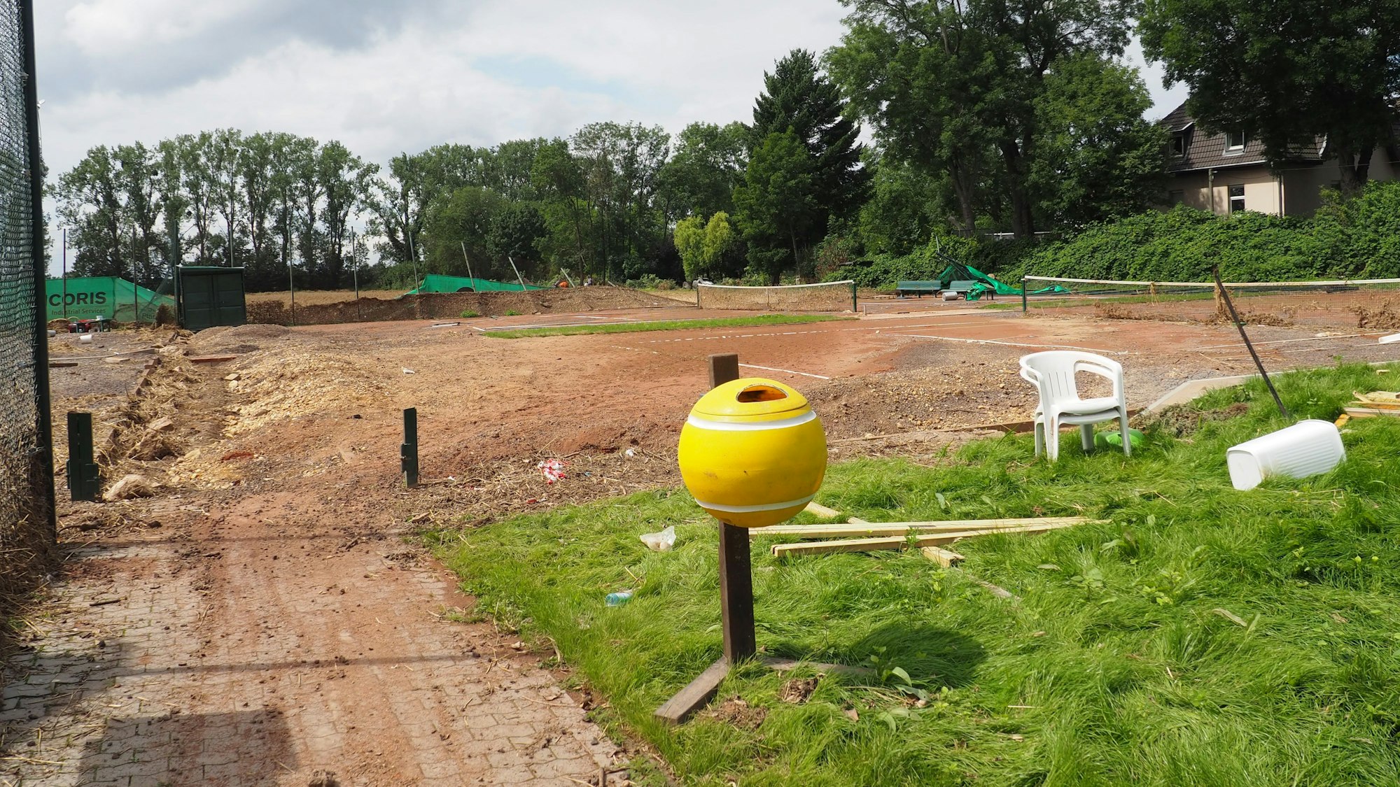 Das Gelände ist ausgeschachtet, damit neue Tennisplätze angelegt werden können.