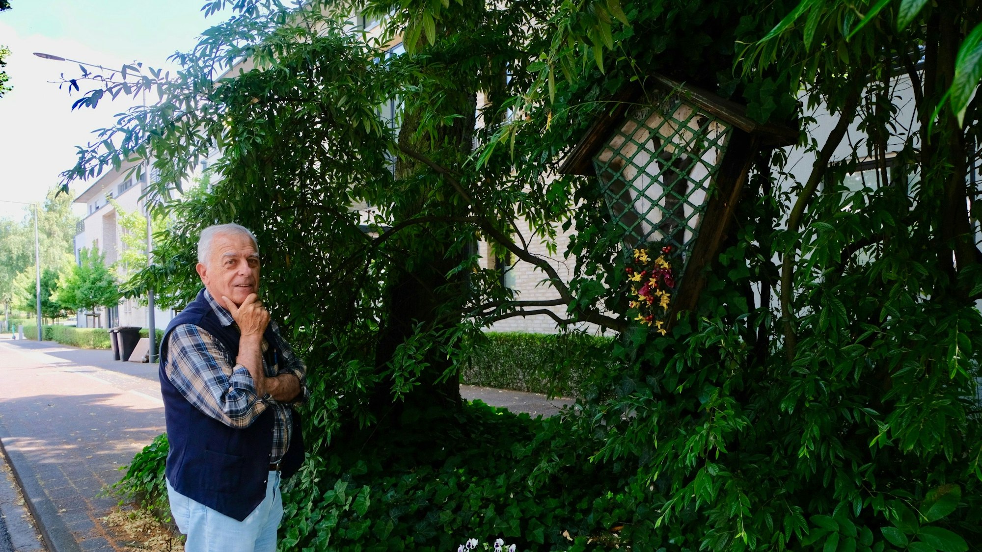 Ein Mann steht vor dem Mahnmal.