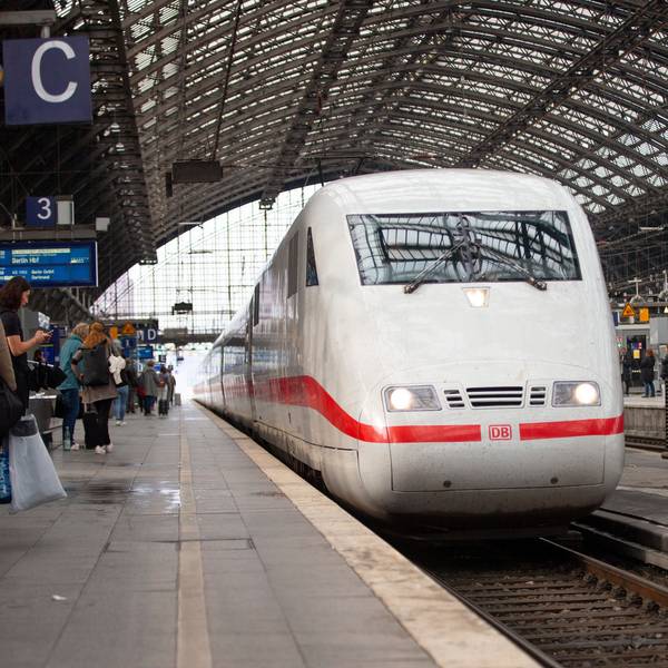 Ein ICE-Zug hält Einfahrt in den Kölner Hauptbahnhof (Symbolbild)