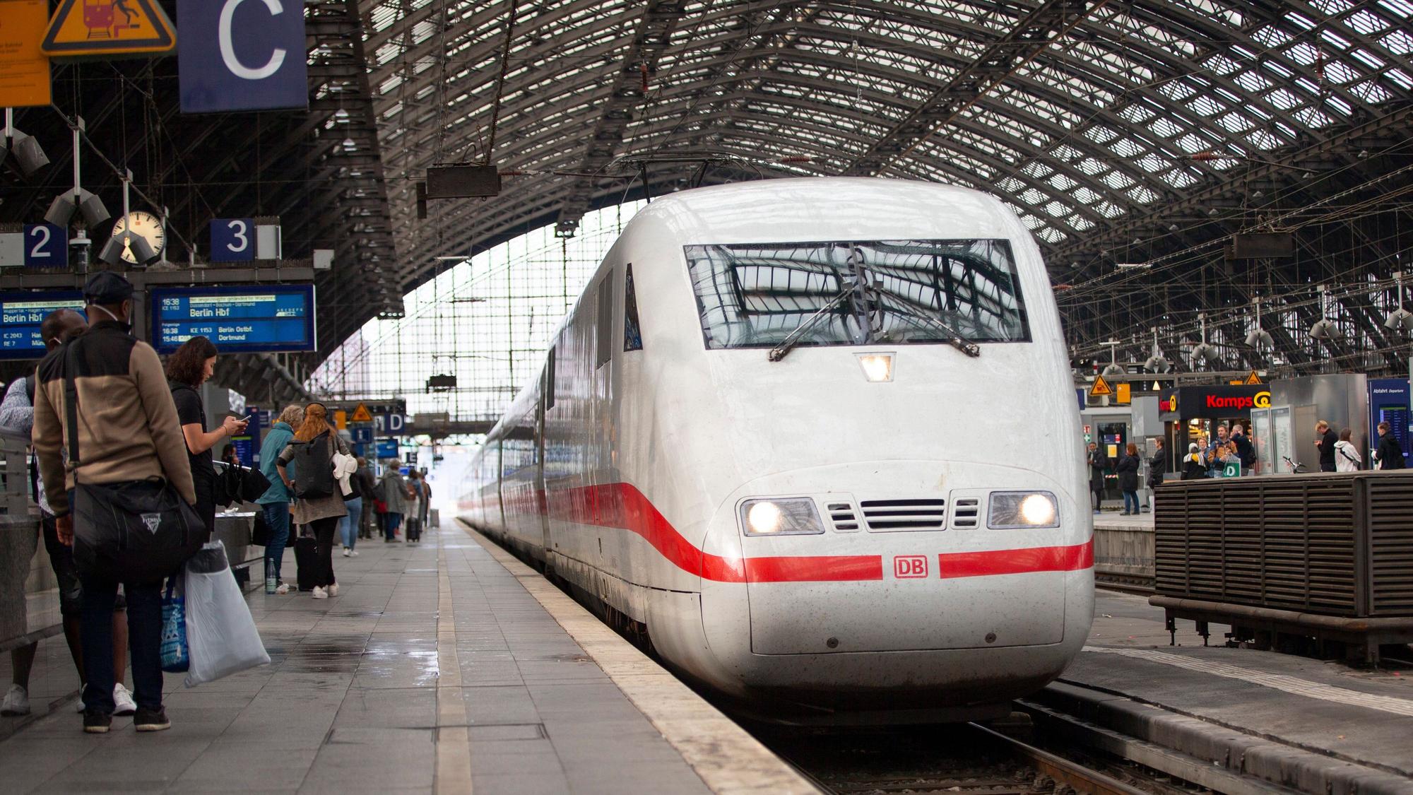 Ein ICE-Zug hält Einfahrt in den Kölner Hauptbahnhof (Symbolbild)