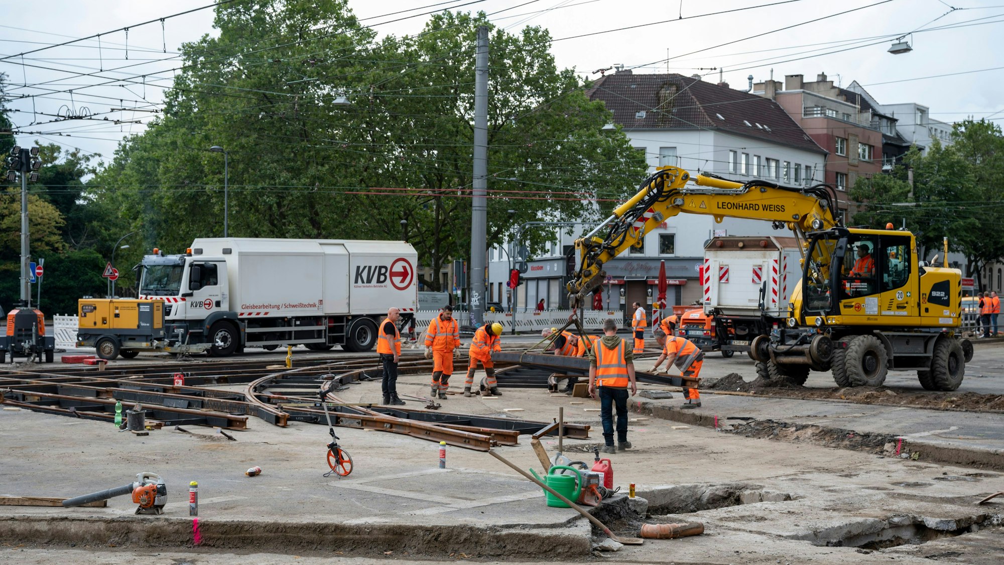 Baustelle auf der Aachener Straße. Kräne verlegen Gleise.