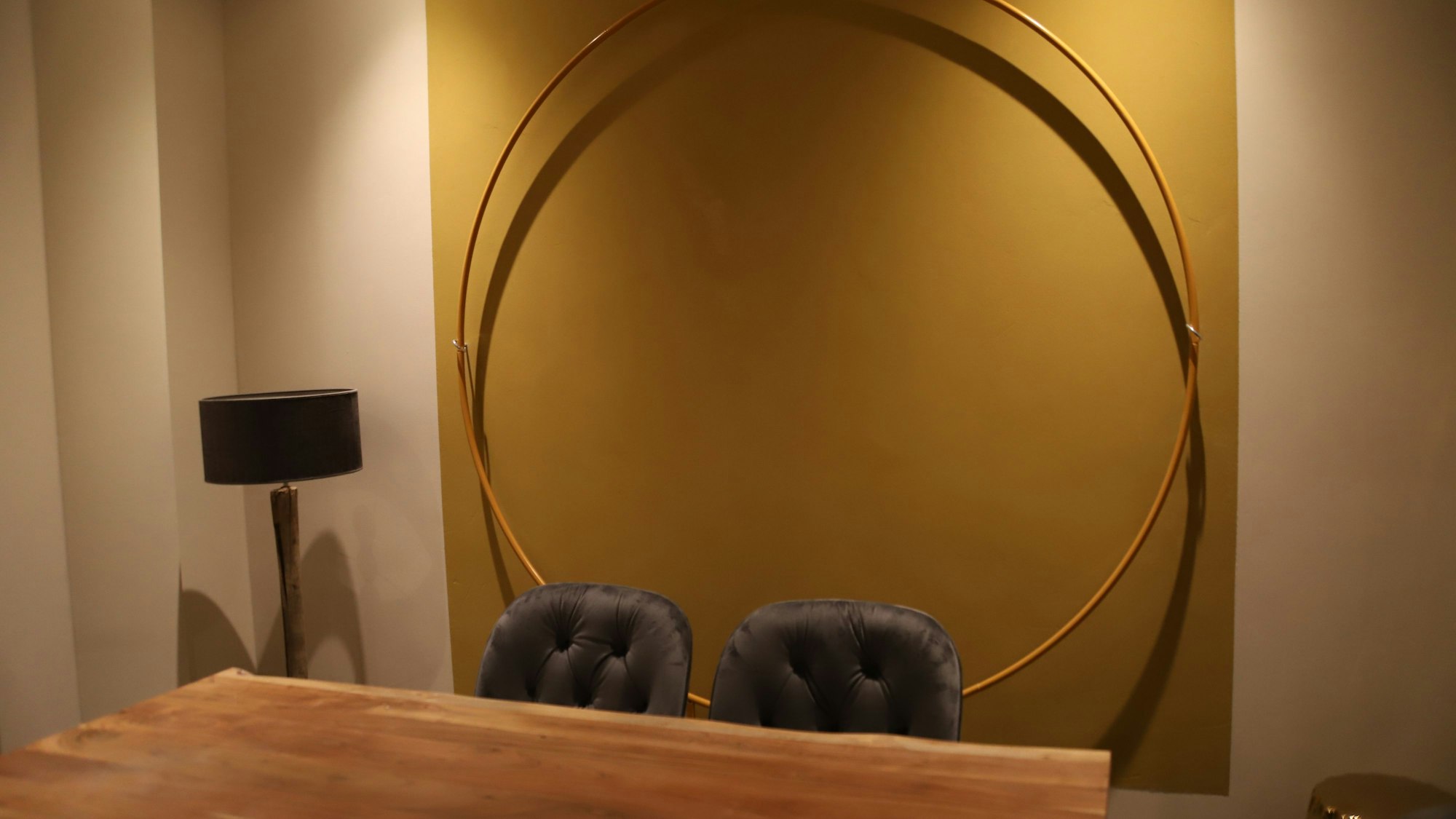 Golnaz Jabbar Zadegan wird Ende August ihr Stadtcafé an der Frankfurter Straße eröffnen. Ihre Deko, inklusive Stühle und Tische, hat sie vor allem in Holland gekauft.