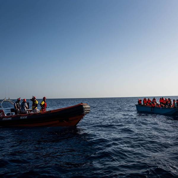 Freiwillige von Open Arms im Einsatz, nachdem über 70 Migranten im Mittelmeer gerettet wurden.