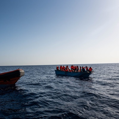 Freiwillige von Open Arms im Einsatz, nachdem über 70 Migranten im Mittelmeer gerettet wurden.