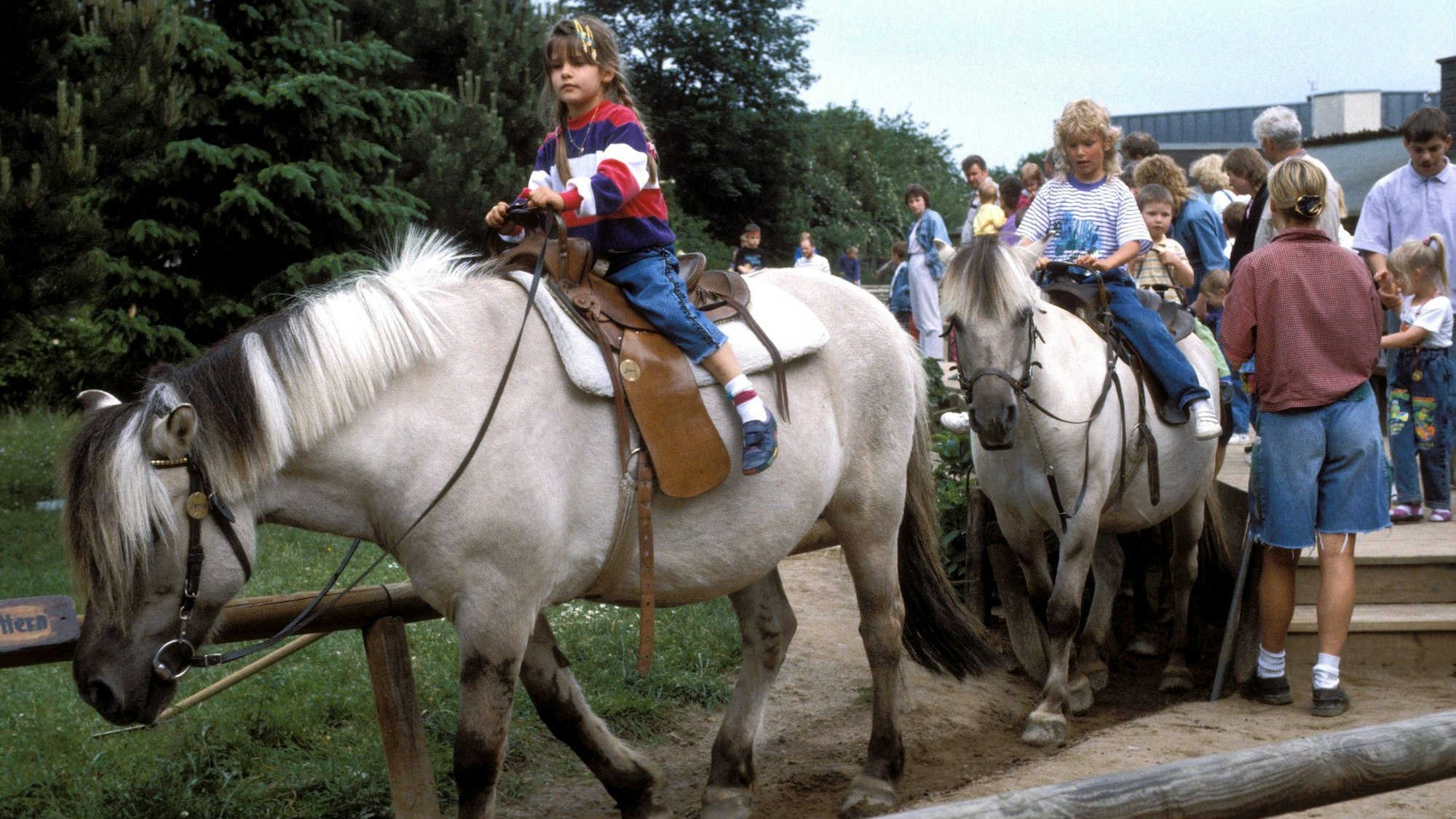 Kinder beim Ponyreiten im Phantasialand. Die Reitanlage wurde mehrere Jahre betrieben.