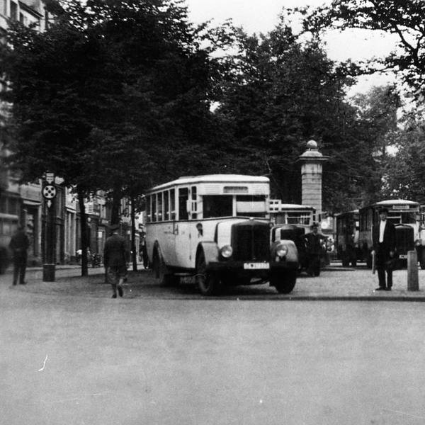 Busse der KVB stehen auf dem historischen Foto auf dem Alter Markt in Köln.