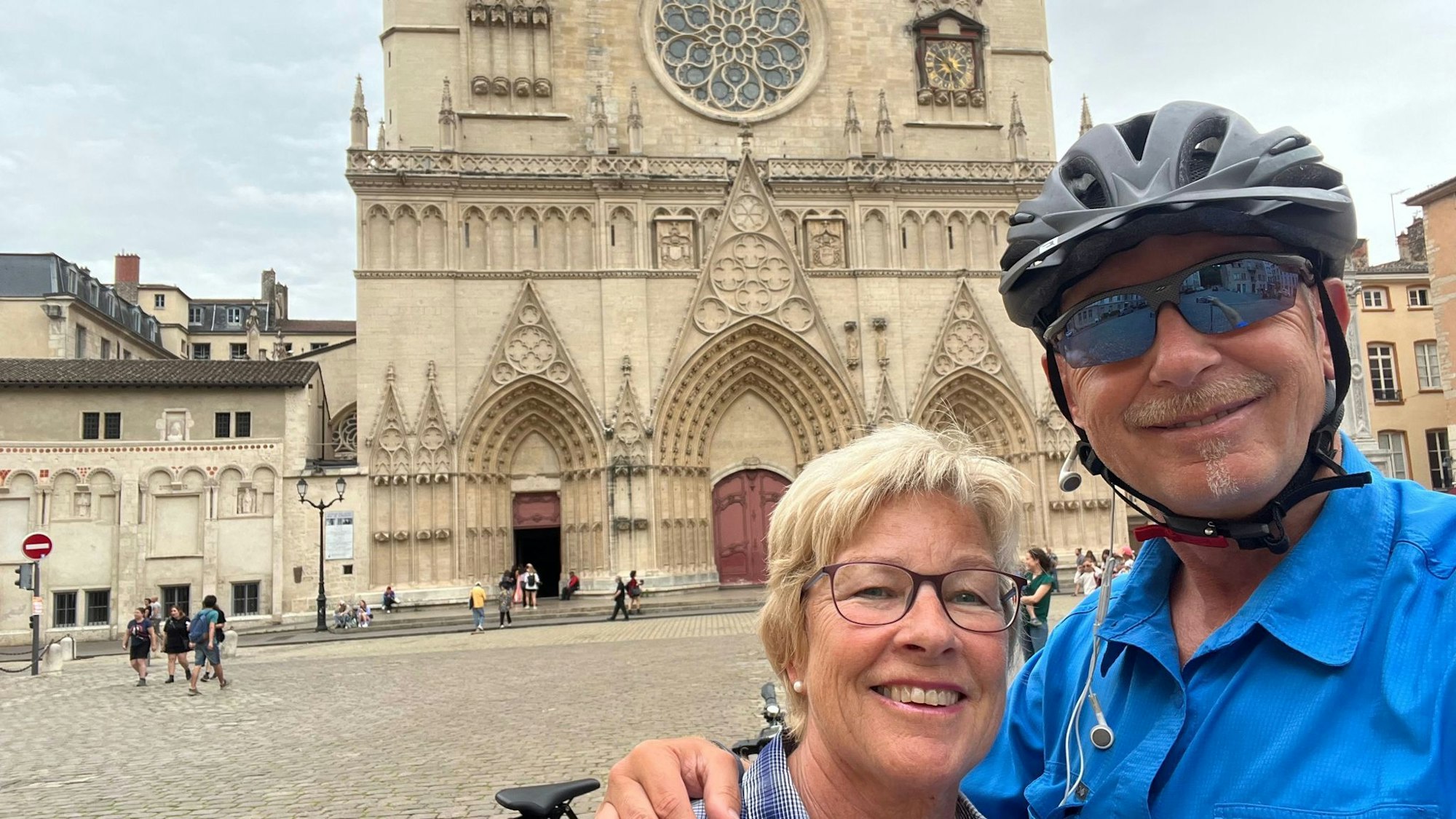 Ein Mann und eine Frau stehen vor einer Kirche.