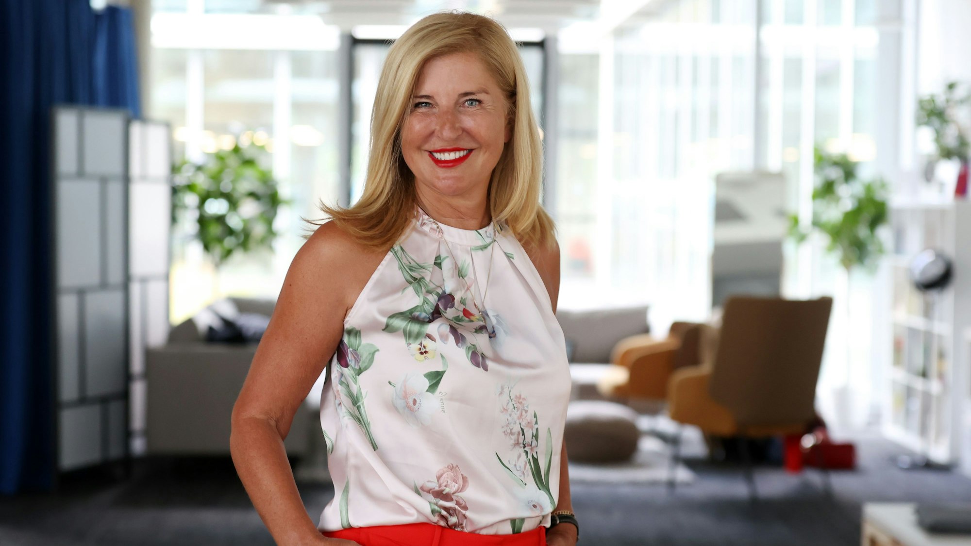 Nelly Kostadinova lacht in die Kamera.