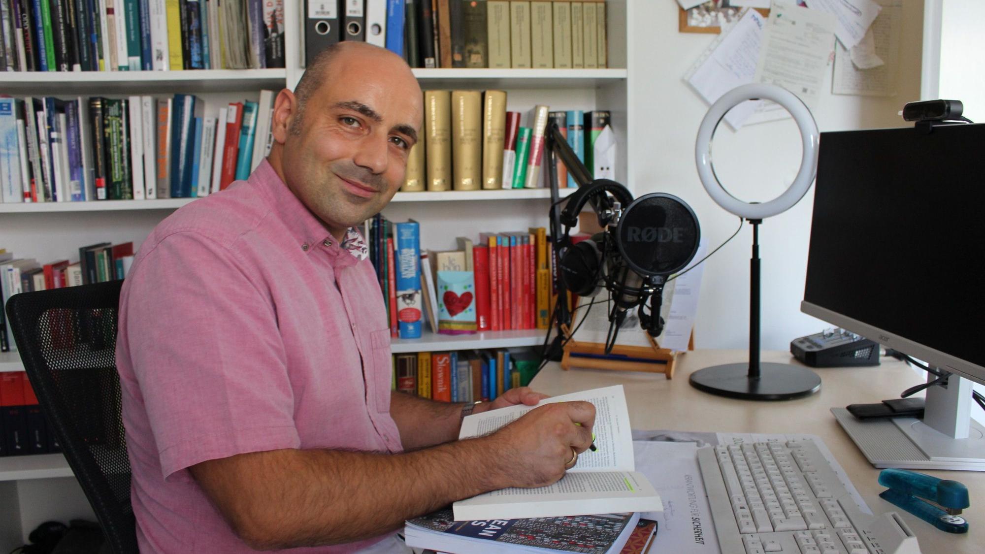 Das Foto zeigt Dr. Yaman Kouli in seinem Büros in Satzvey.
