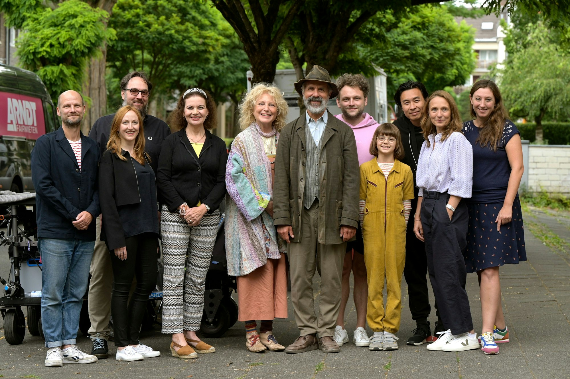Das Team posiert für ein Gruppenfoto.