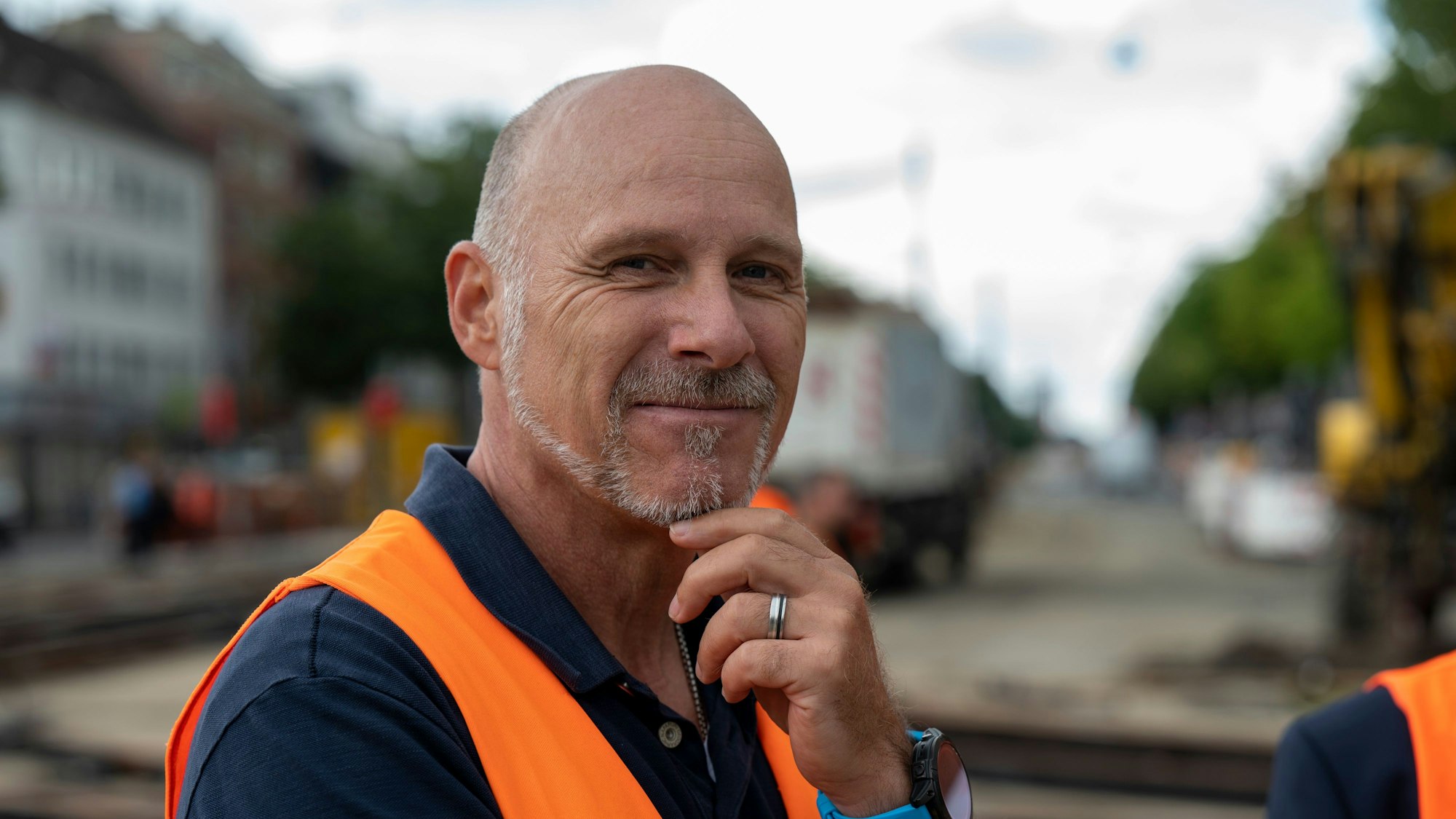 Bauleiter Uli Utzerath schaut in die Kamera. Er trägt eine Warnweste.