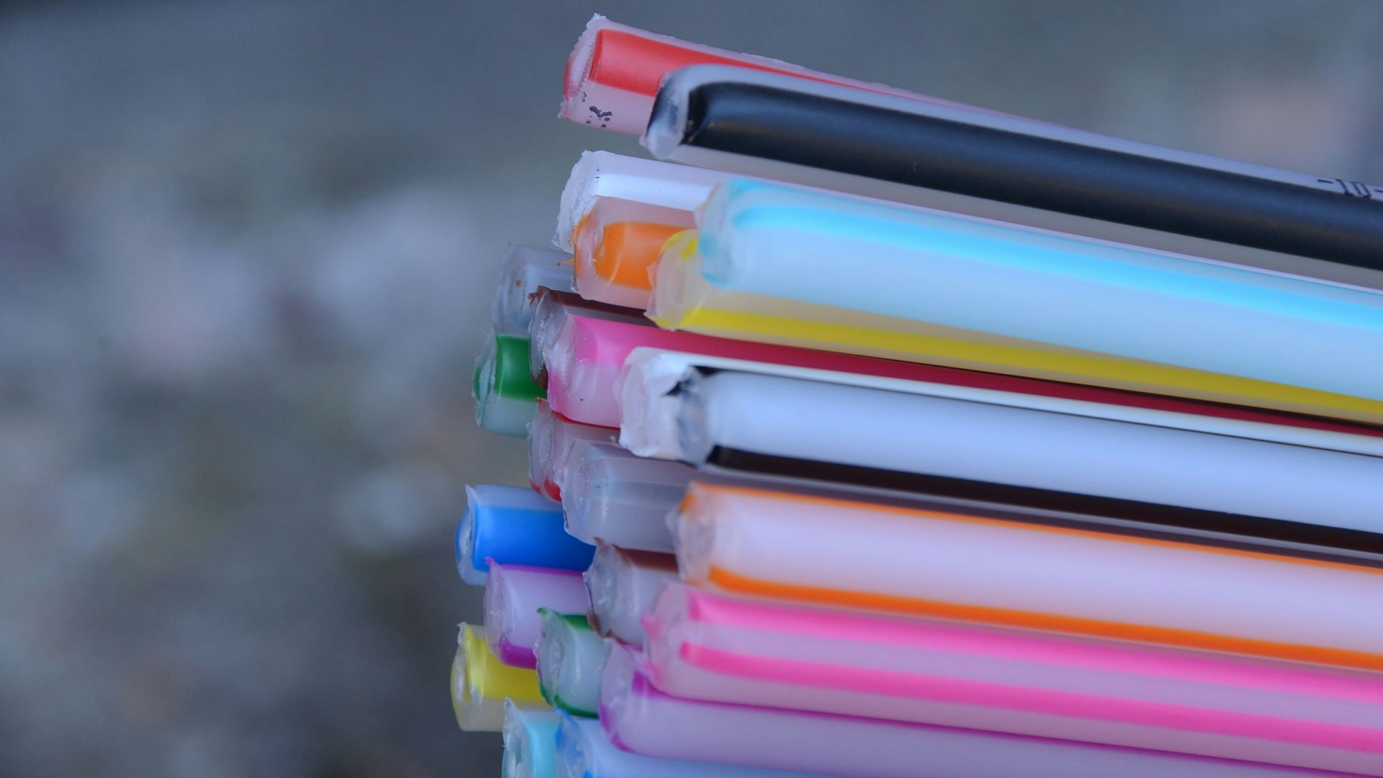 Aus vielen einzelnen bunten Strängen besteht ein Glasfaserkabel.