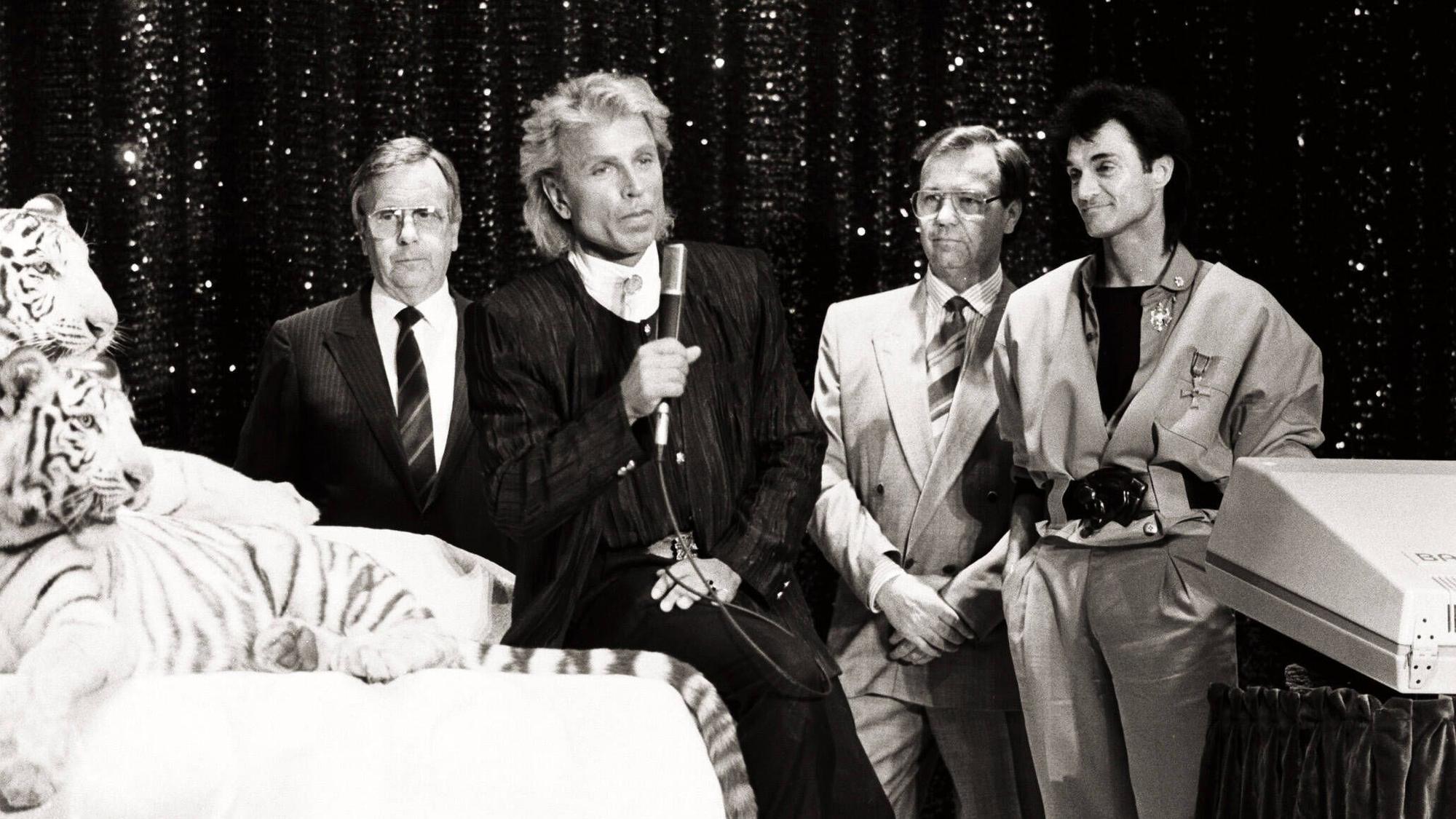 Die Phantasialand-Gründer Gottlieb Löffelhardt und Richard Schmidt hier im Hintergrund zwischen den Magiern Siegfried und Roy.