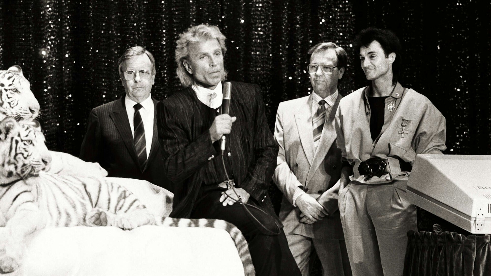 Die Phantasialand-Gründer Gottlieb Löffelhardt und Richard Schmidt hier im Hintergrund zwischen den Magiern Siegfried und Roy.