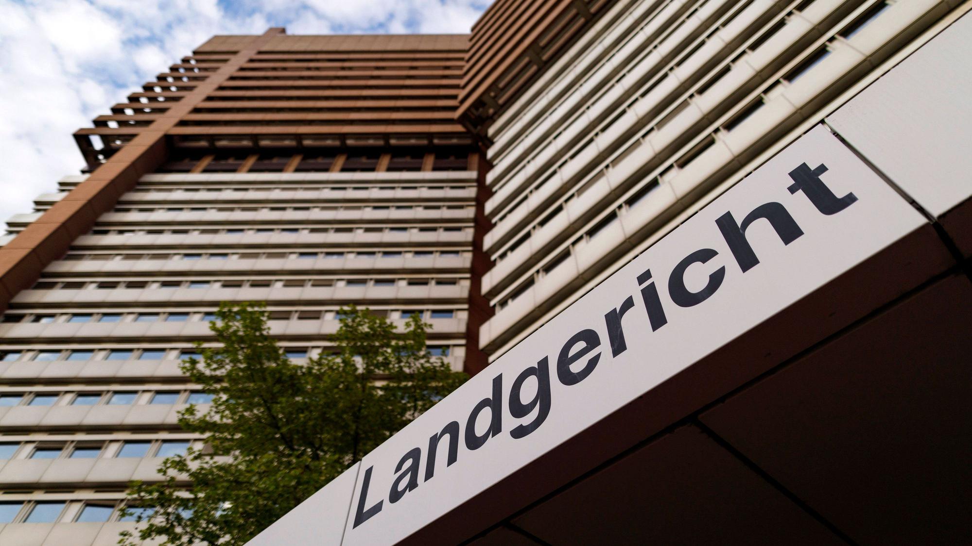 Das Foto zeigt den Eingang am Kölner Landgericht an der Luxemburger Straße.