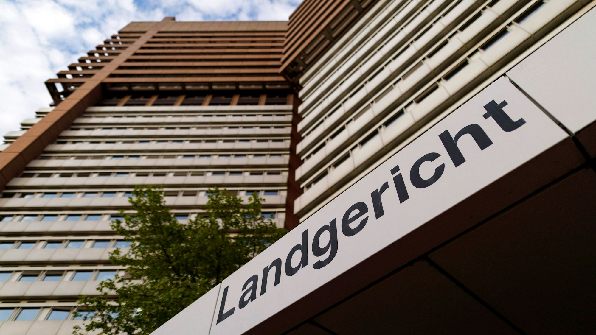 Das Foto zeigt den Eingang am Kölner Landgericht an der Luxemburger Straße.
