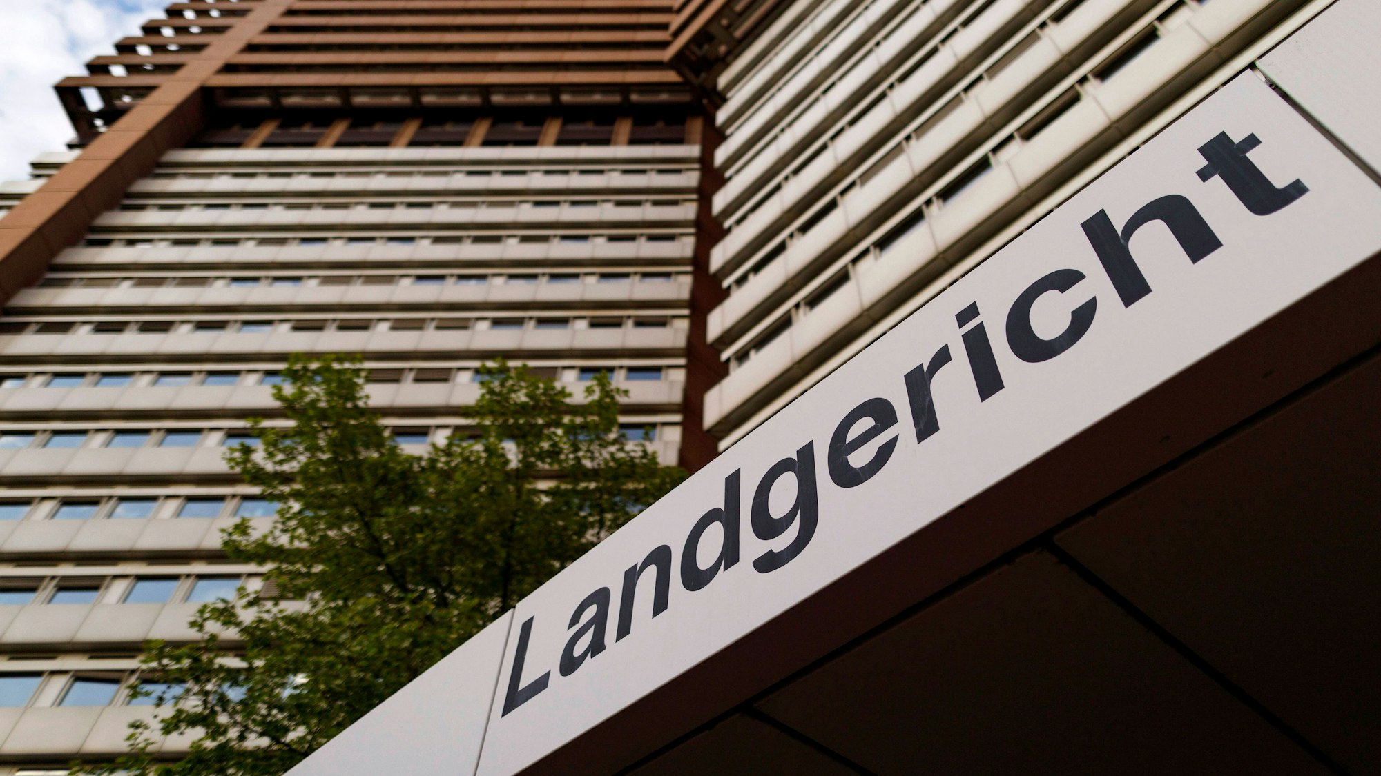 Zu sehen ist der Eingang des Kölner Landgerichts an der Luxemburger Straße.