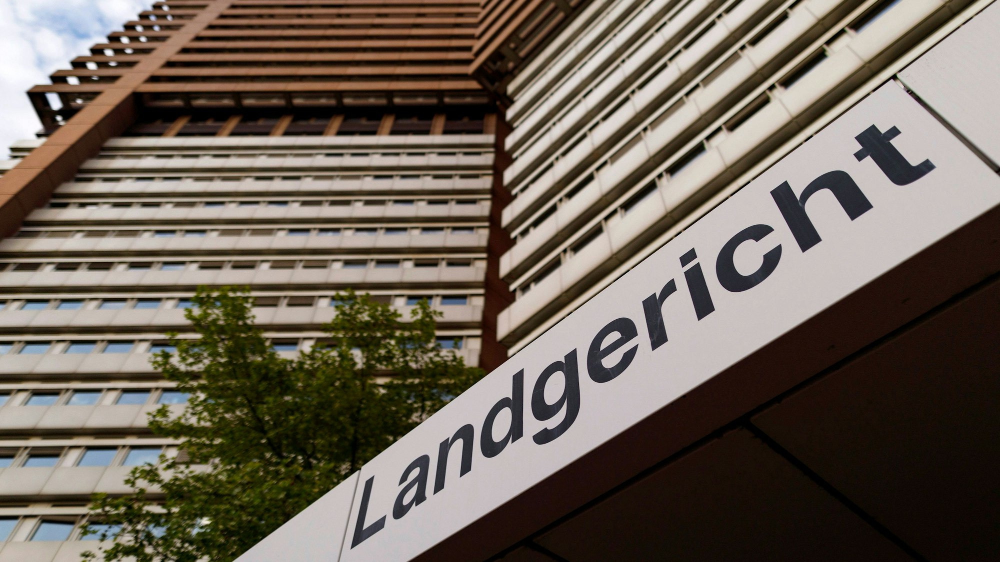 Der Eingang am Kölner Landgericht an der Luxemburger Straße.