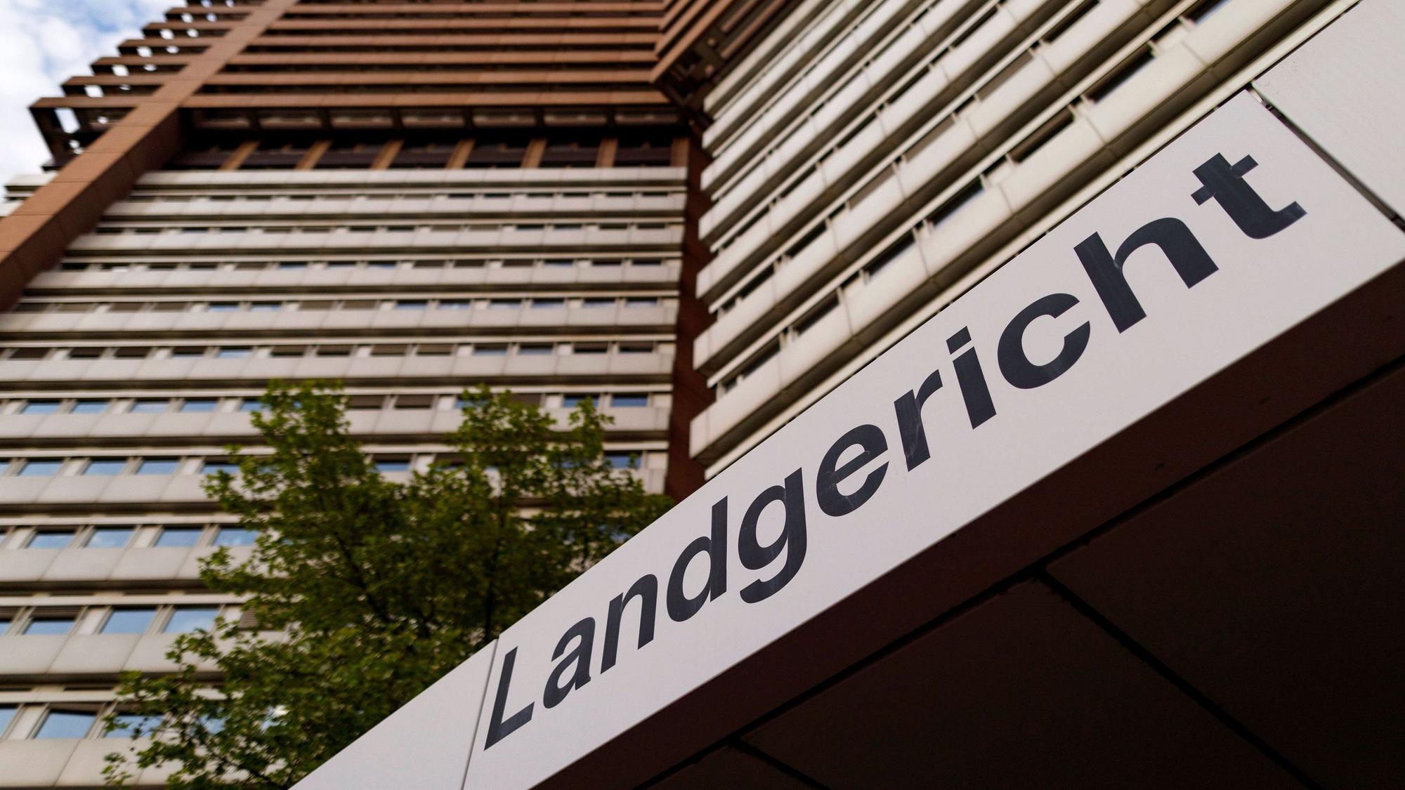 Zu sehen ist der Eingang am Kölner Landgericht an der Luxemburger Straße.