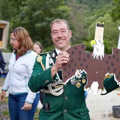 Der frisch gebackene Schützenkönig mit seiner Trophäe, dem Königsvogel.