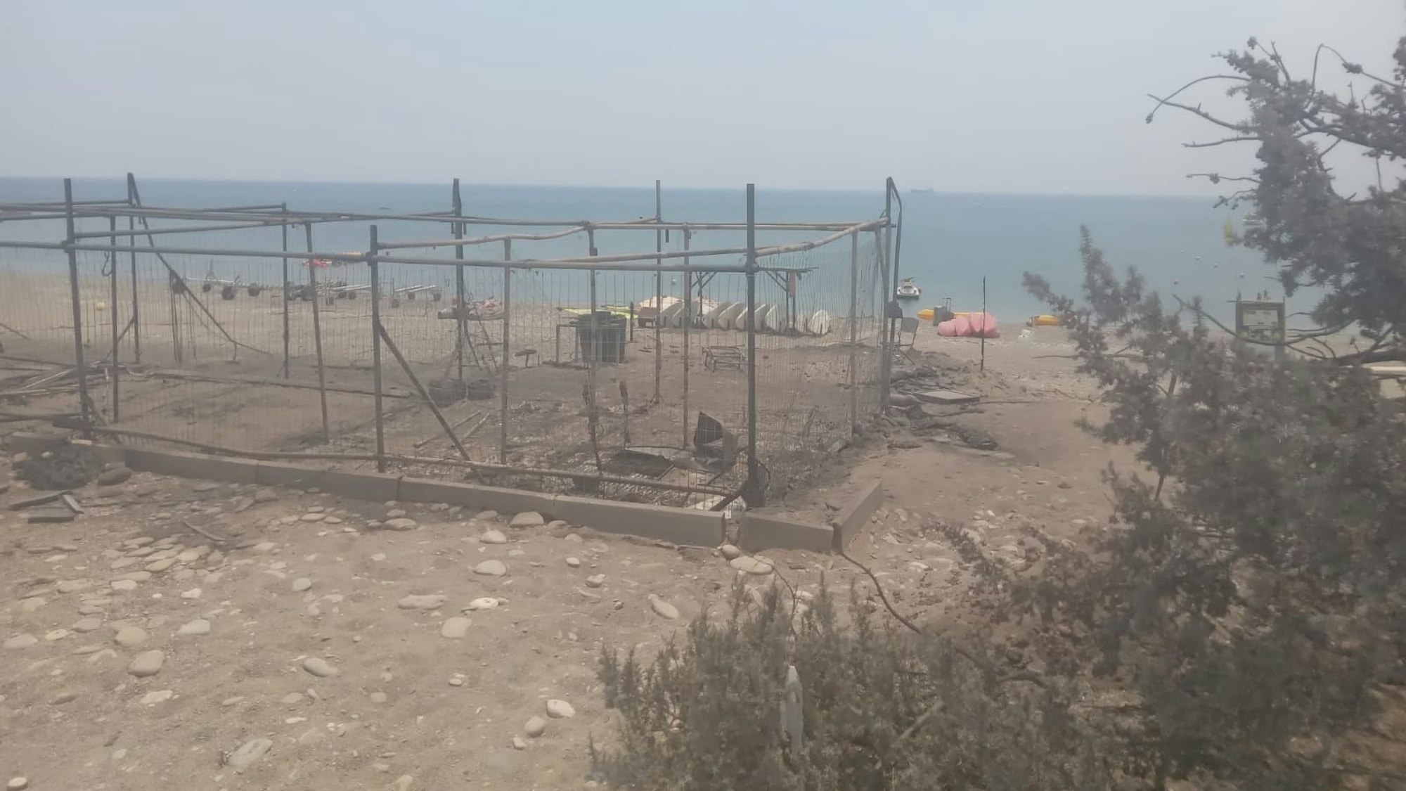 Die Kölnerin Uta Steubesand ruft zu Spenden auf, um ihre Freunde auf Rhodos zu unterstützen, deren Wassersport-Station und Haus verbrannt ist.