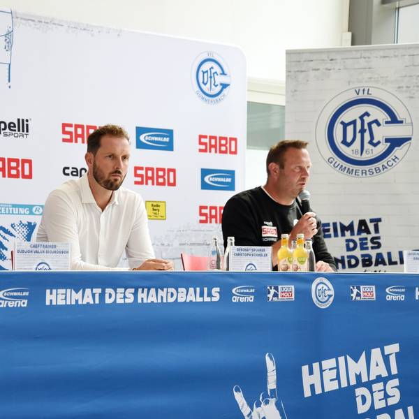 Auf dem Podium der Saisoneröffnungspressekonferenz sitzen von links: Trainer Gudjon Valur Sigurdsson, Geschäftsführer Christoph Schindler und Sprecher Dirk Hartmann