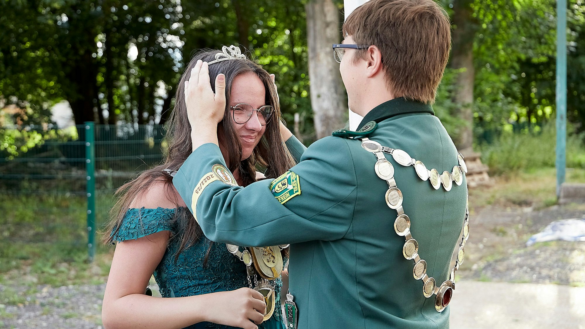 Der alte König Philipp Mießeler setzte seiner Königin und neuen Jungschützenprinzessin Jana Harth die Tiara auf.