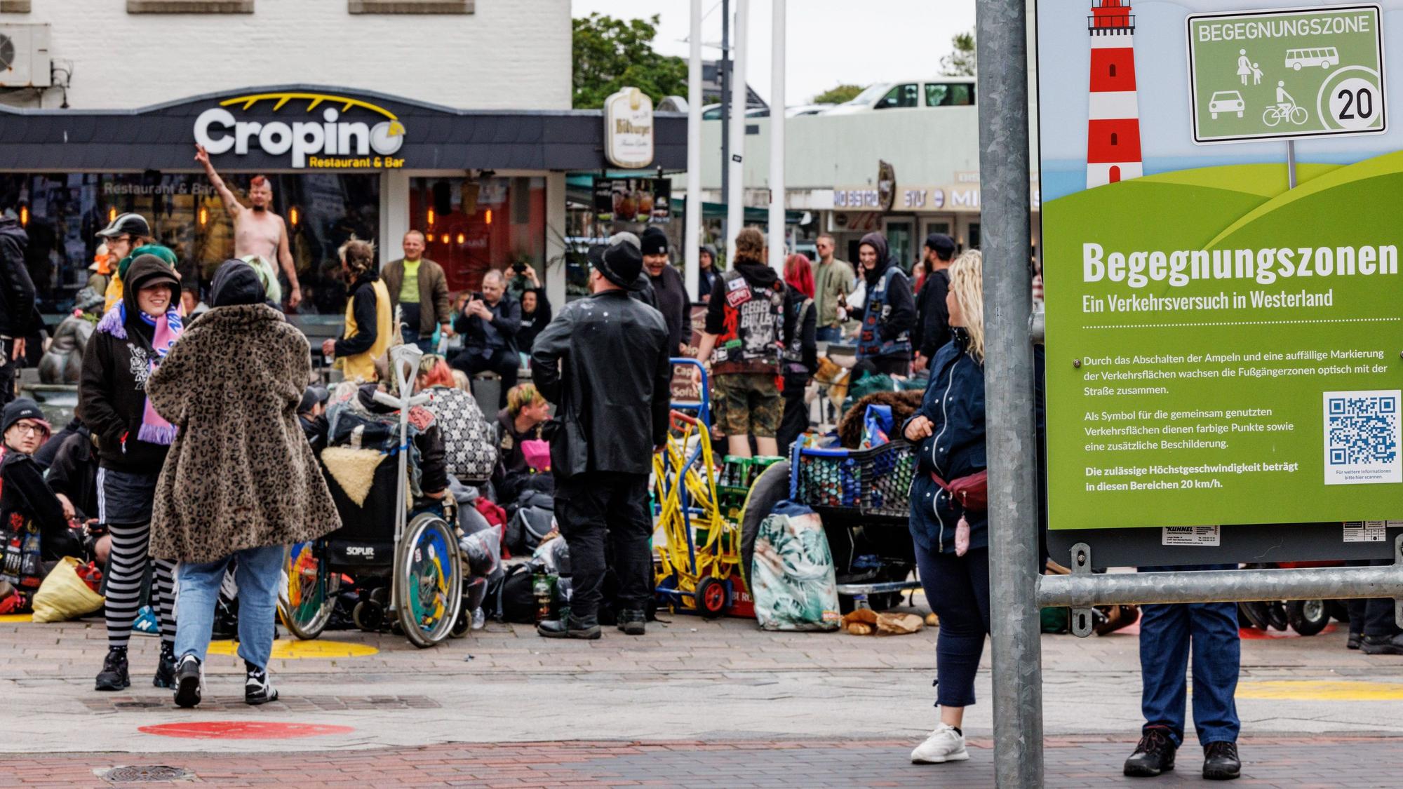 Juni 2022: Eine Gruppe Punks feiert in der Fußgängerzone von Westerland auf Sylt.
