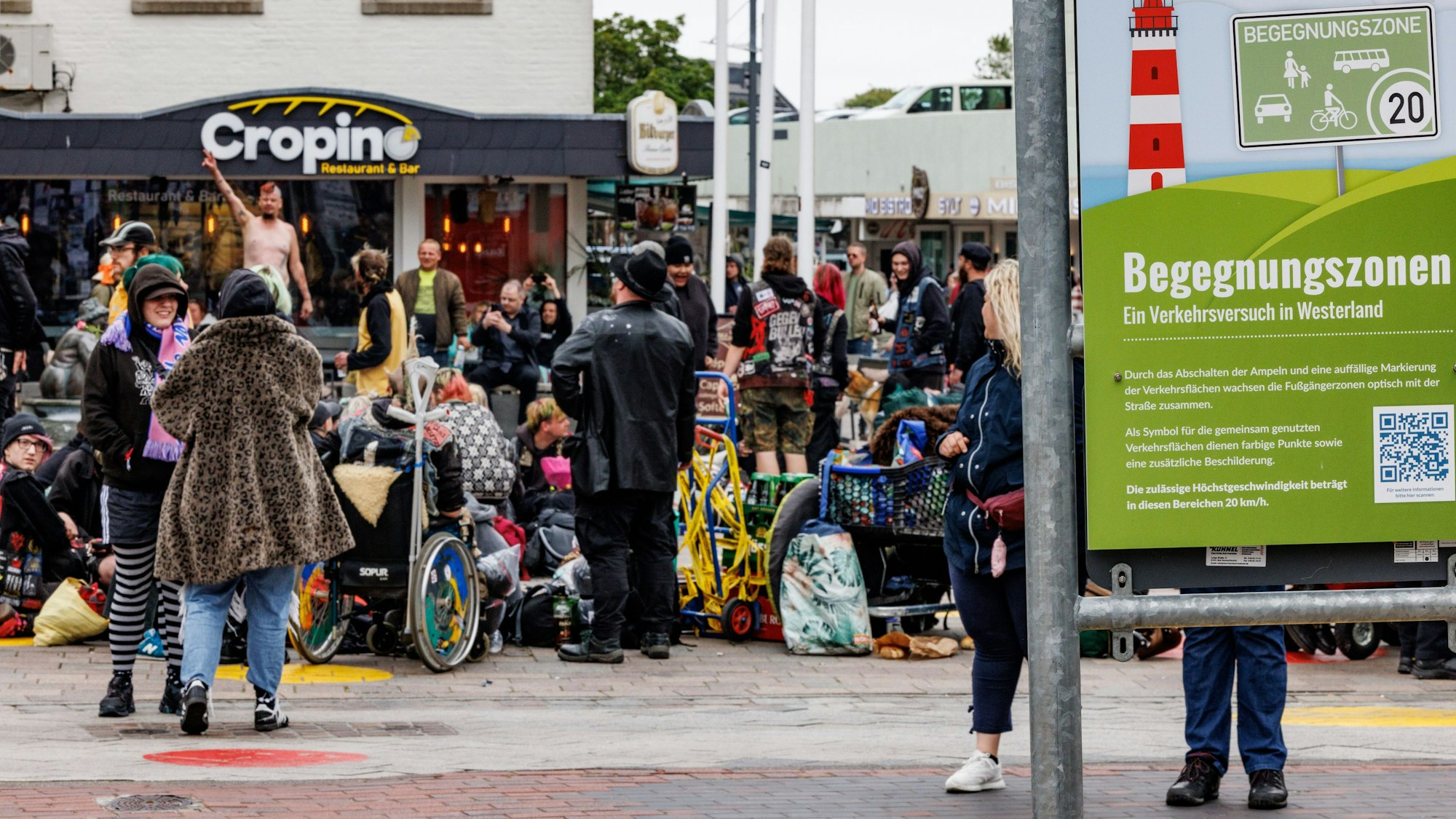 Juni 2022: Eine Gruppe Punks feiert in der Fußgängerzone von Westerland auf Sylt.