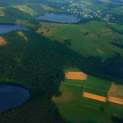 3 Dauner Maare (Gemündener, Weinfelder, Schalkenmehrener). Die 75 Maare der Eifel, darunter 9 wassergefüllte, sind das klassische Maargebiet der Erde. Auch in europäischen und außereuropäischen Ländern gibt es maarbildende Vulkane.