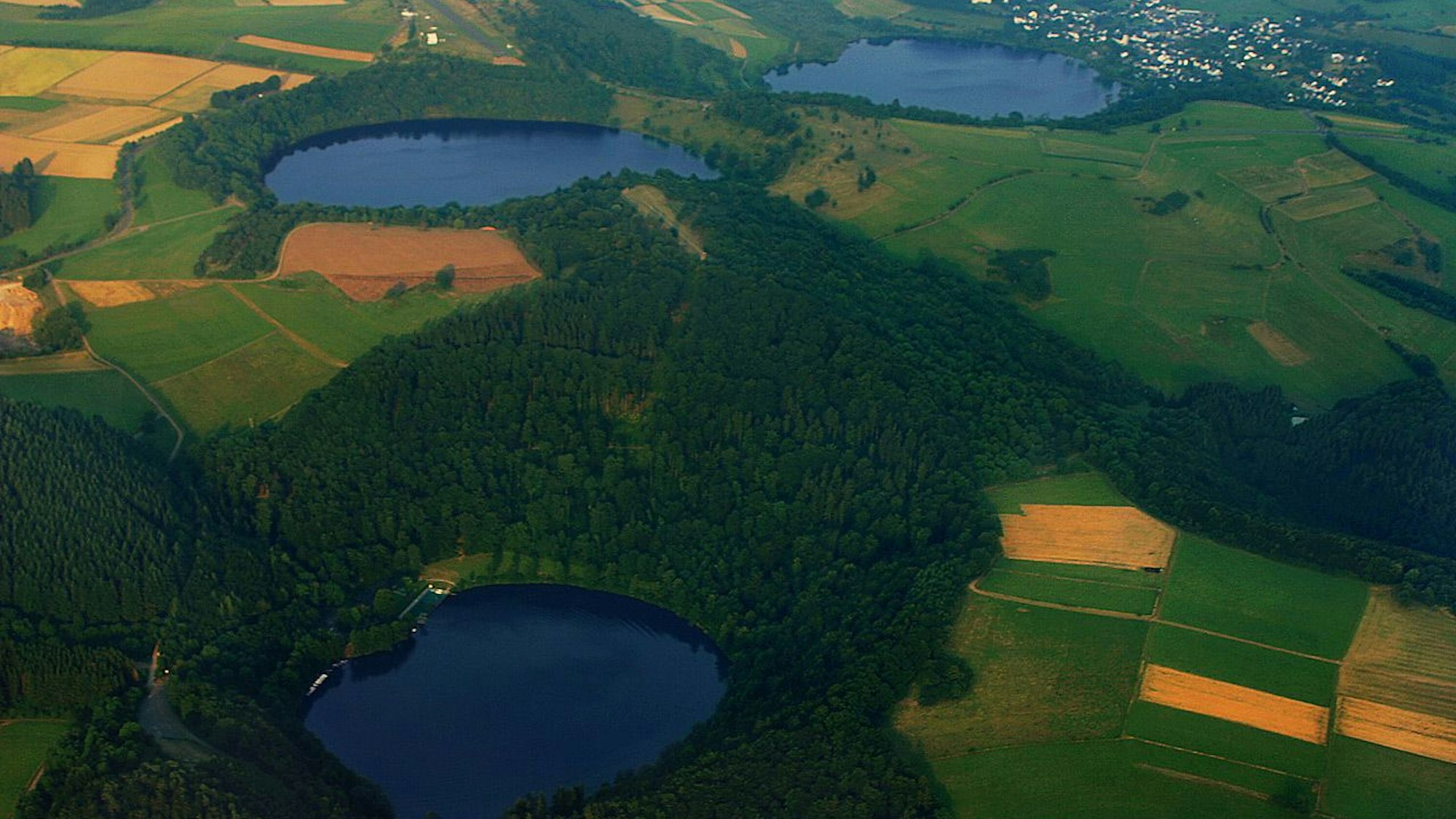 3 Dauner Maare (Gemündener, Weinfelder, Schalkenmehrener). Die 75 Maare der Eifel, darunter 9 wassergefüllte, sind das klassische Maargebiet der Erde. Auch in europäischen und außereuropäischen Ländern gibt es maarbildende Vulkane.