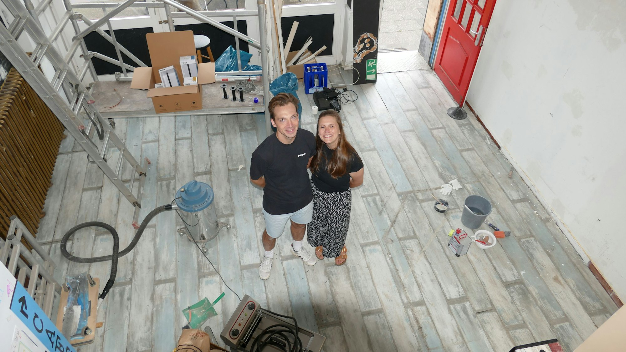 Die beiden Gründer stehen in einer Baustelle.