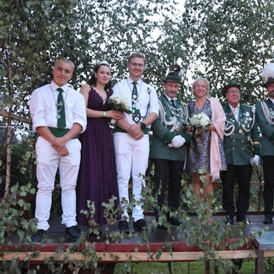 Krönung der Schützen in Hartegasse: Die neuen Majestäten (v.l.) Dany Lichleitner, Anne Horn, Leon Marx, Peter und Katrin Kahm