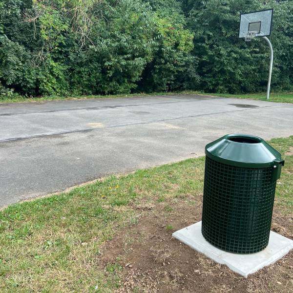Neben dem Basketballfeld steht nun auch ein grüner Mülleimer.