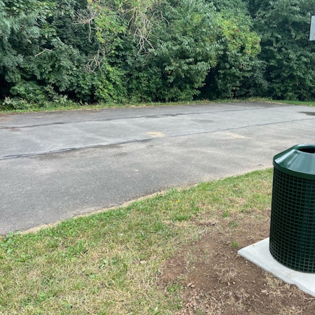 Neben dem Basketballfeld steht nun auch ein grüner Mülleimer.