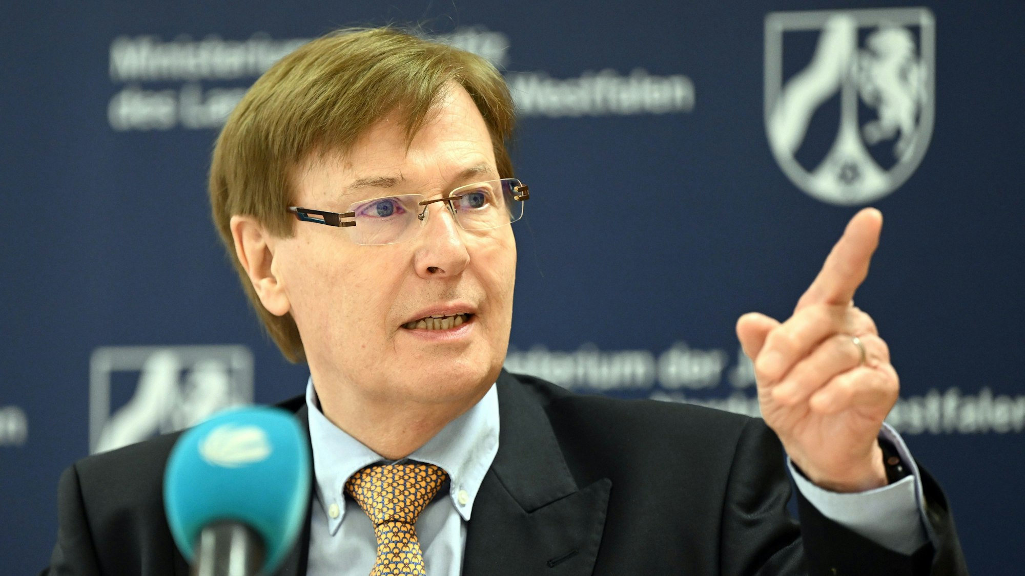 Peter Biesenbach (CDU), früherer Justizminister von Nordrhein-Westfalen, spricht während einer Pressekonferenz.