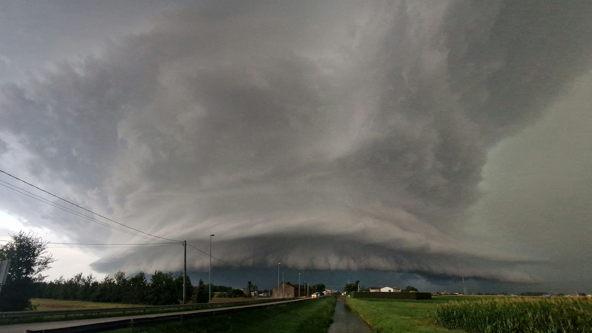 Eine Unwetterzelle zieht am Morgen über Venedigs Stadtteil Mestre. Am Himmel ist zu sehen, wie sich Regen und Sturmböen über dem Ortsteil bewegen.
