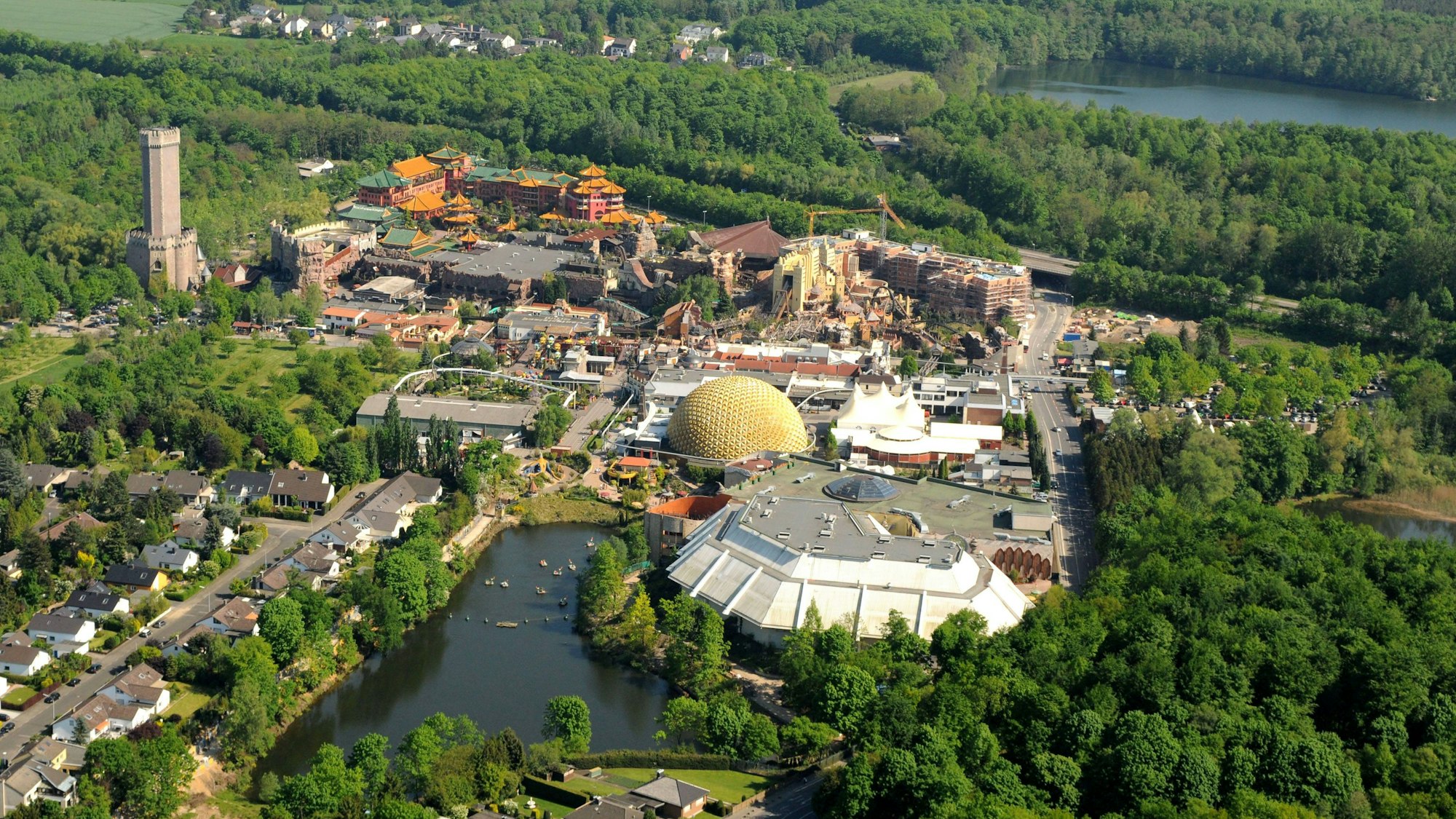 Eine Luftaufnahme zeigt das Phantasialand in Brühl im Jahr 2008.