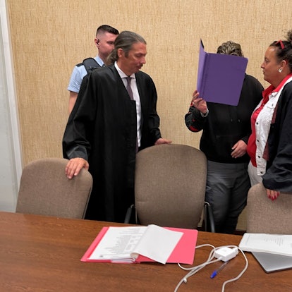 Prozess um Rheinschubserin: Die Angeklagte mit Verteidiger Ingo Lindemann und Verteidigerin Monika Troll