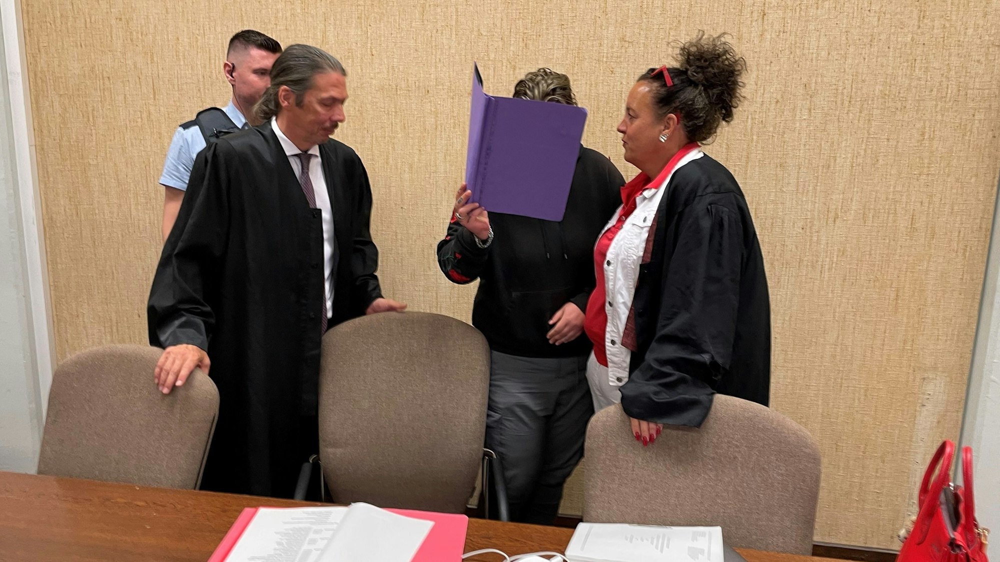 Die Angeklagte mit Verteidiger Ingo Lindemann und Verteidigerin Monika Troll beim Prozessauftakt im Kölner Landgericht.