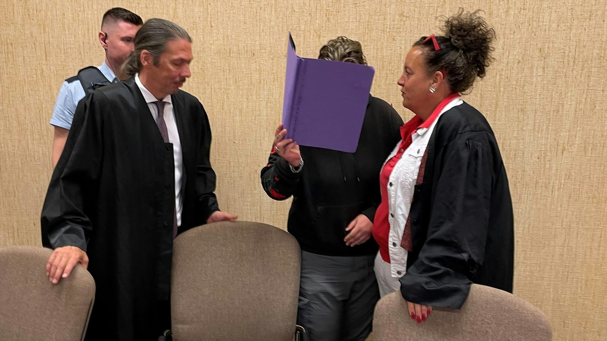 Die Angeklagte mit Verteidiger Ingo Lindemann und Verteidigerin Monika Troll beim Prozessauftakt im Kölner Landgericht.