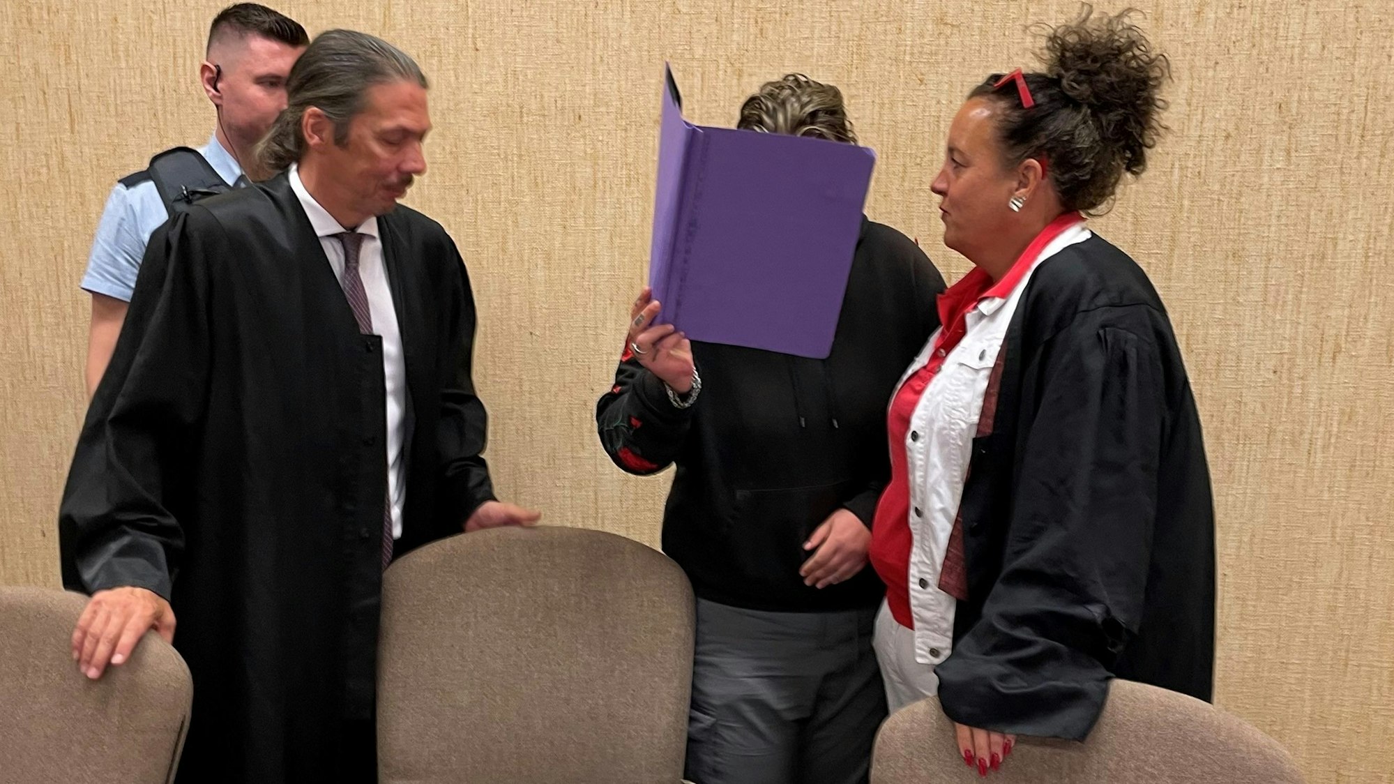 Prozess um Rheinschubserin: Die Angeklagte mit Verteidiger Ingo Lindemann und Verteidigerin Monika Troll