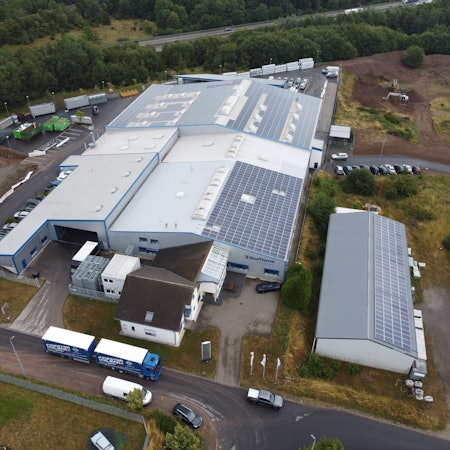 Das Foto zeigt eine Luftaufnahme der Firmengebäude von Duotherm in Zingsheim.