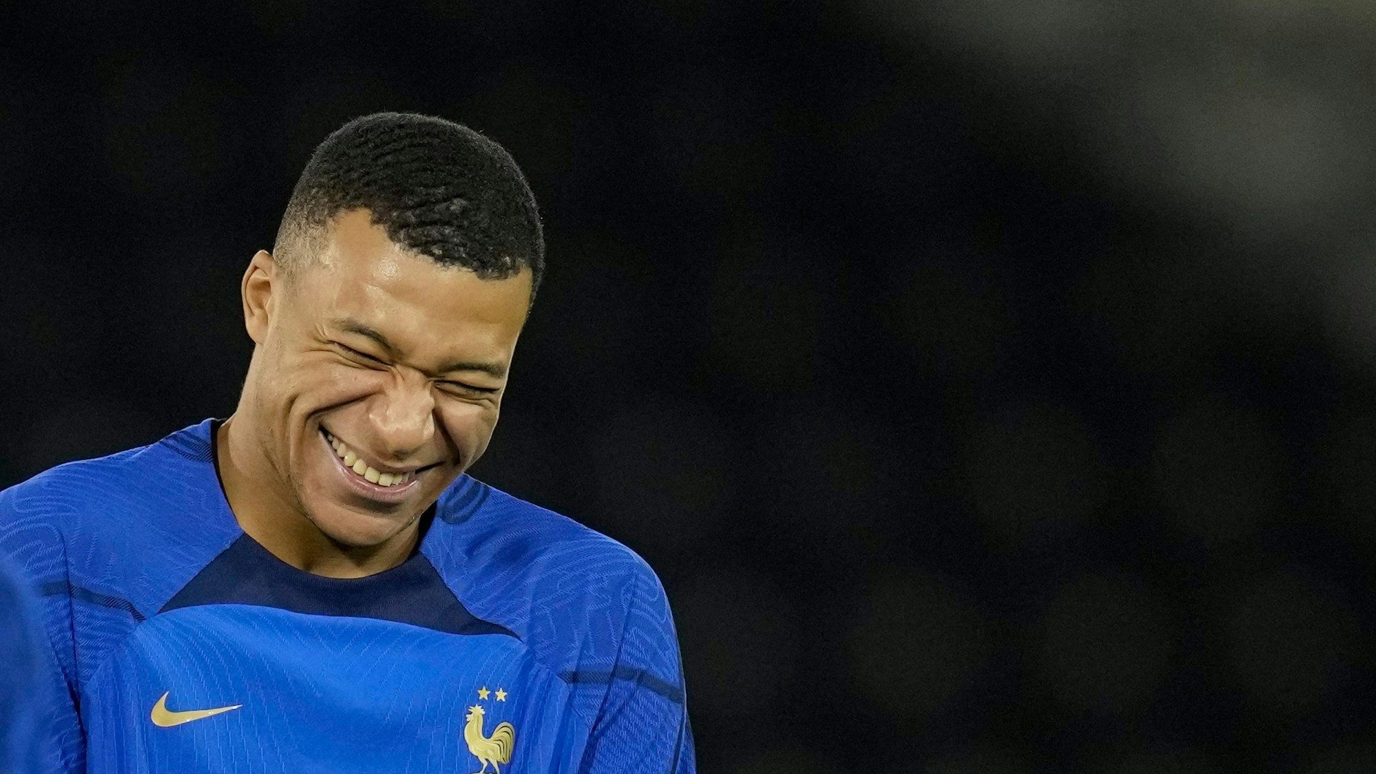 Fußball, WM 2022 in Katar, Training von Frankreich, Frankreichs Kylian Mbappe lacht während einer Trainingseinheit.