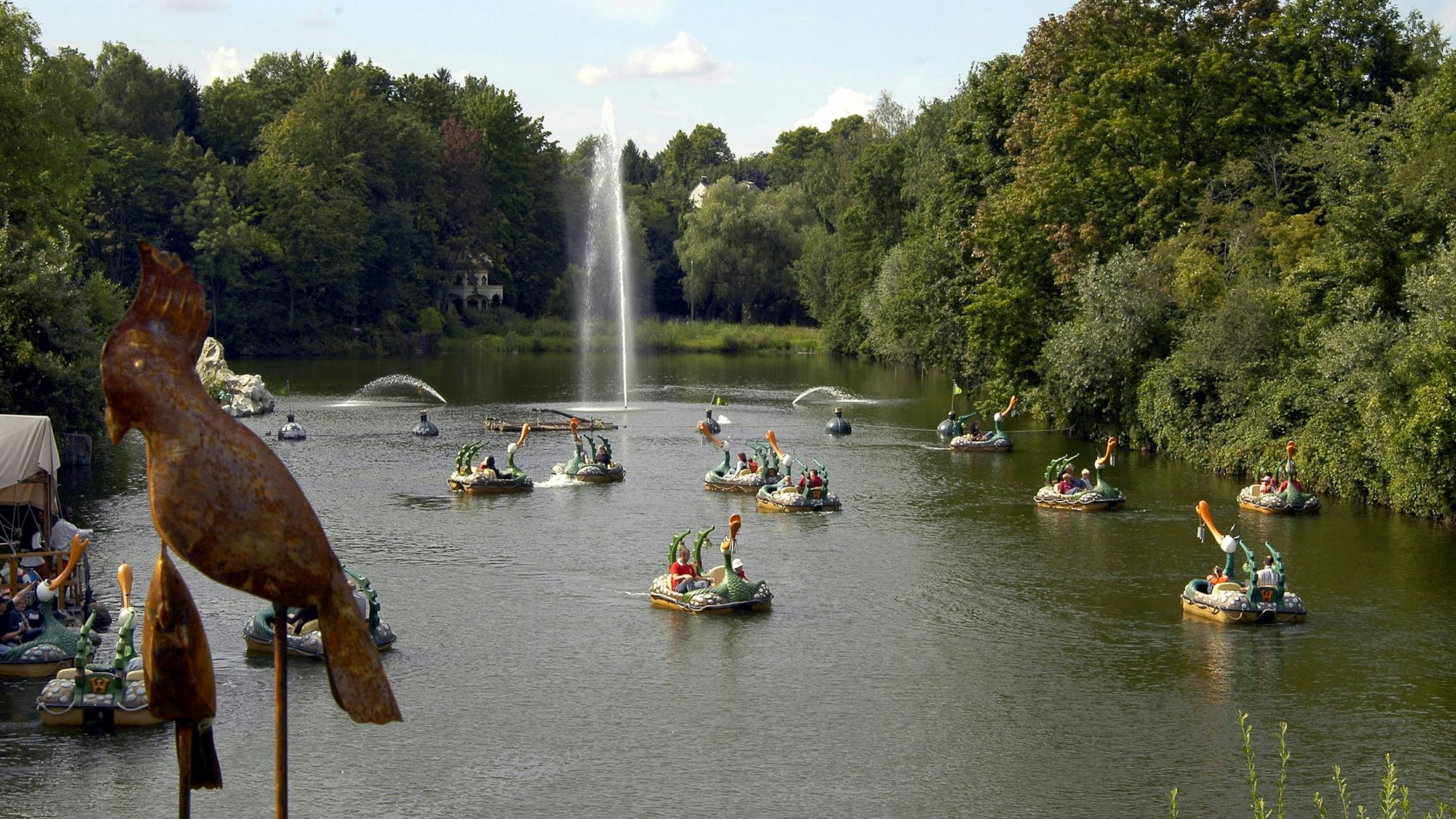 Besucher fahren mit Tretbooten auf dem Mondsee im Phantasialand.