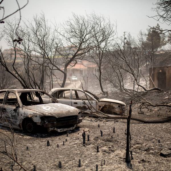 Verbrannte Autos stehen nach einem Waldbrand im Dorf Kiotari. Auf Rhodos und in anderen Teilen Griechenlands toben als Folge einer enormen Hitzewelle Waldbrände.