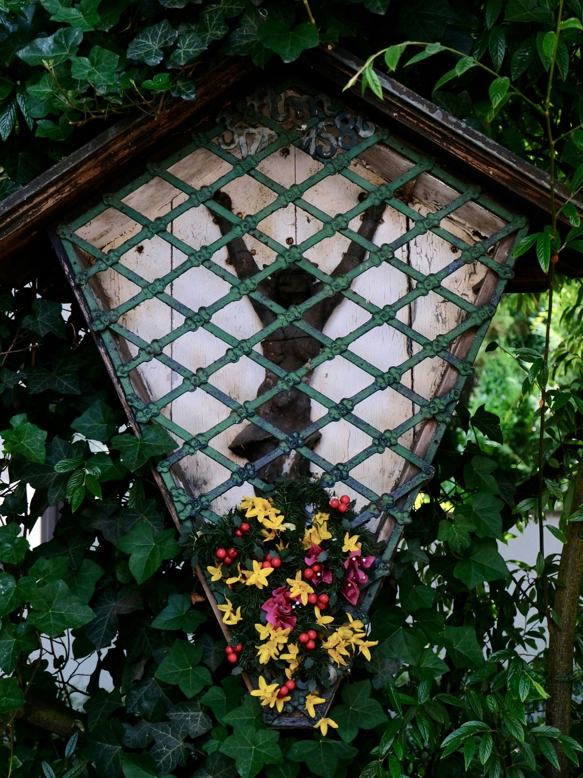 In einem Holzhaus hängt eine gekreuzigte Figur.