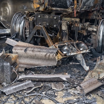 Blick auf eine verkohlte Brandstelle.